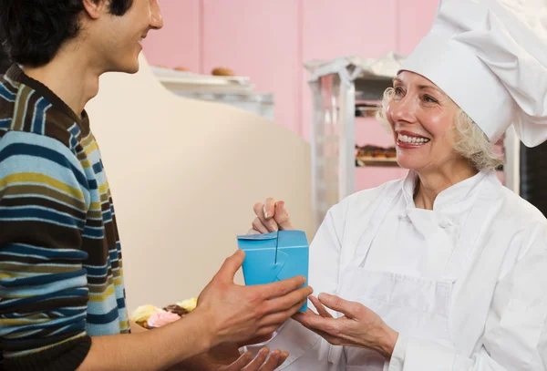 Felice panettiere femminile e cliente — Foto Stock