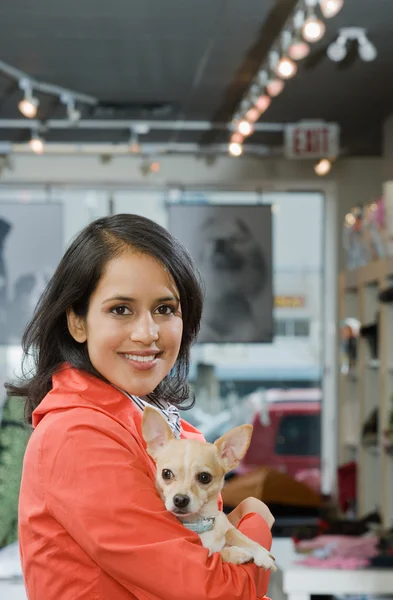 Kobieta i chihuahua w sklepie zoologicznym — Zdjęcie stockowe