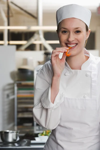 Koch isst Paprika — Stockfoto