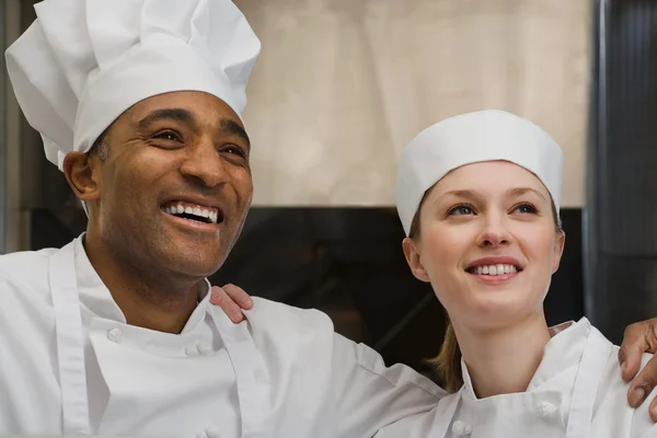 Twee chef-koks glimlachen — Stockfoto