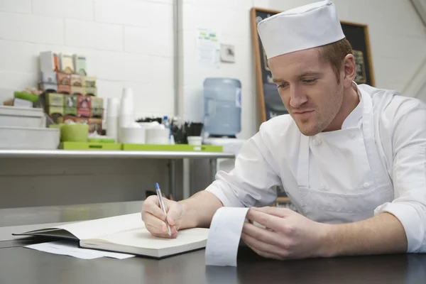 Chef haciendo cuentas — Foto de Stock