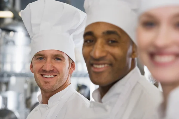 Lächelndes Team von Chefköchen — Stockfoto