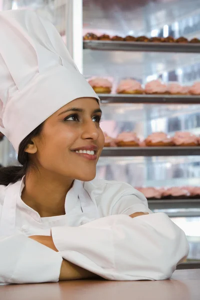 Baker mirando hacia arriba — Foto de Stock