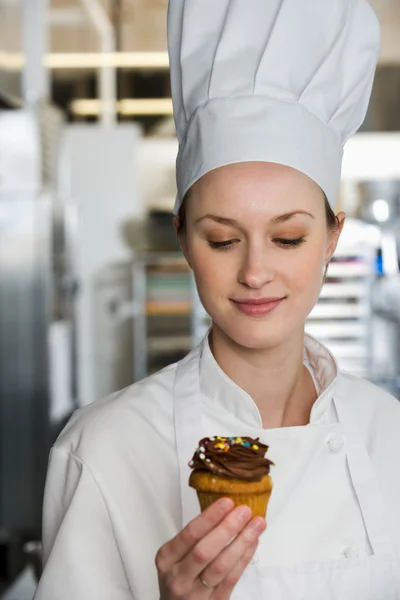 Baker holding cupcake — Stock Photo, Image