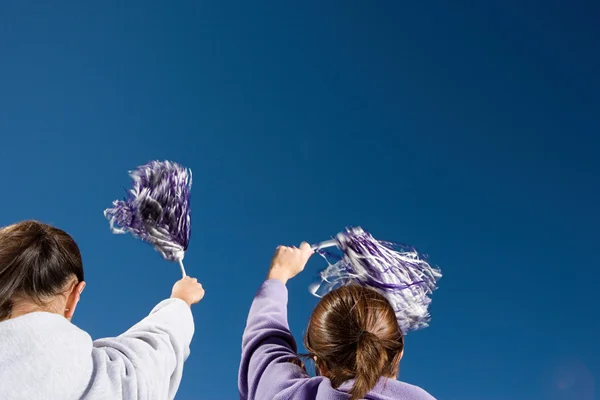 Menina líder de torcida com colorido pom-pon — Fotografia de Stock