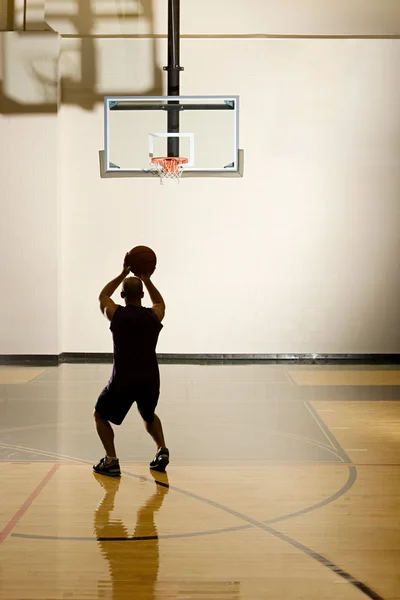 Homem apontando para aro de basquete — Fotografia de Stock