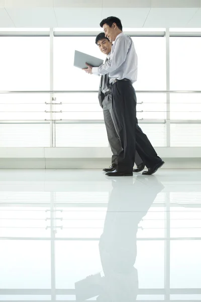 Zwei Geschäftsleute arbeiten zusammen — Stockfoto