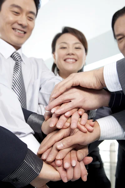 Equipe de negócios fazendo uma pilha de mão — Fotografia de Stock