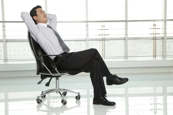 Geschäftsmann entspannt sich im Stuhl — Stockfoto