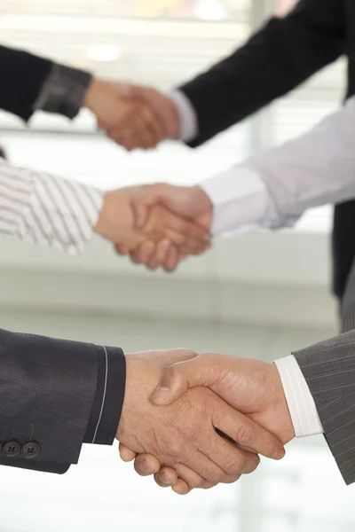 握手をする実業家 — ストック写真