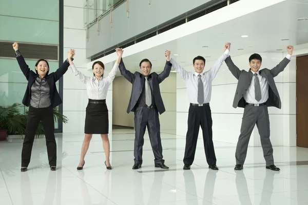 Business Team met wapens aan de orde gesteld — Stockfoto