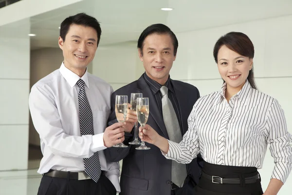 Asiatische Geschäftsleute stoßen an — Stockfoto