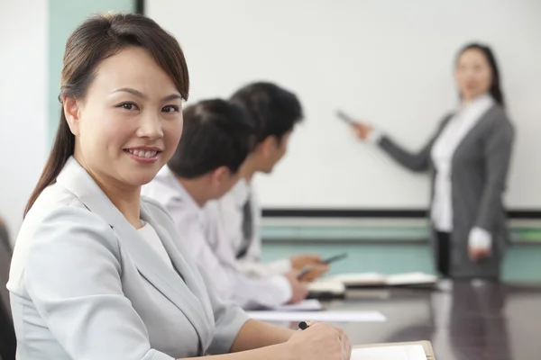 Zakenvrouw in een presentatie in office — Stockfoto