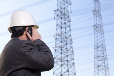 Bir cep telefonu üzerinde konuşurken İnşaat Müdürü