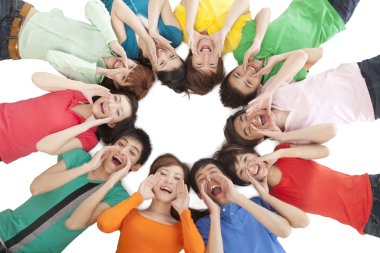 Bir grup genç insan bir daire içinde bağırarak