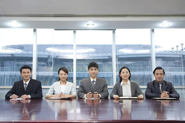 Empresários sentados em fila — Fotografia de Stock