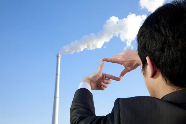 Hombre de negocios que enmarca la chimenea — Foto de Stock