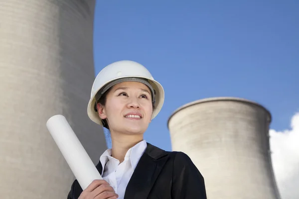 Engineer in front of cooling towers — Stock Photo, Image