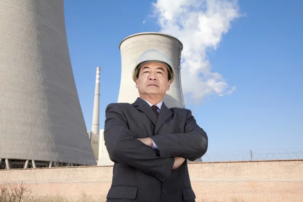 Empresario frente a torre de enfriamiento — Foto de Stock