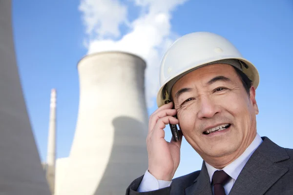 Uomo d'affari al telefono cellulare alla centrale elettrica — Foto Stock
