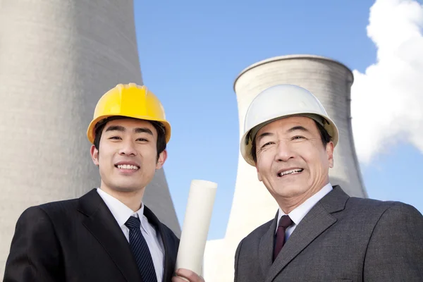 Hommes d'affaires à la centrale électrique — Photo