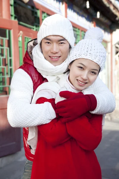 Šťastný pár objímat v Hutong Yard — Stock fotografie