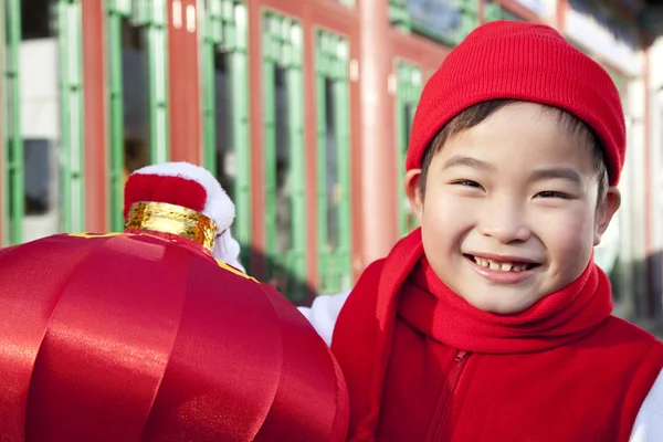 Boy holding red lantern in Courtyard — Stock Photo, Image