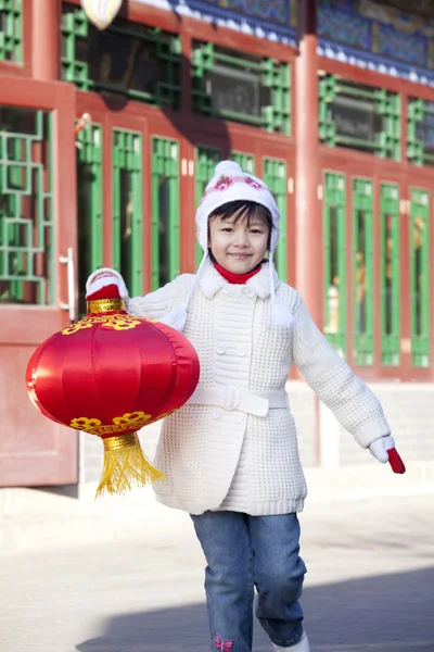 Genç kız holding kırmızı fener — Stok fotoğraf