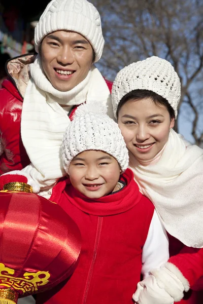 Οικογένεια γιορτάζει κινεζικό νέο έτος — Φωτογραφία Αρχείου