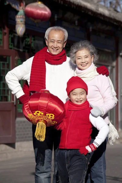 La famiglia festeggia il capodanno cinese — Foto Stock