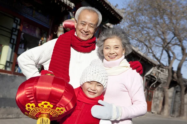 La famiglia festeggia il capodanno cinese — Foto Stock