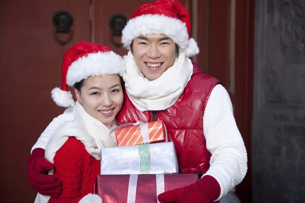 Fiatal pár tartja karácsonyi ajándékok — Stock Fotó
