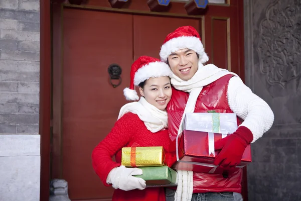 Fiatal pár tartja karácsonyi ajándékok — Stock Fotó