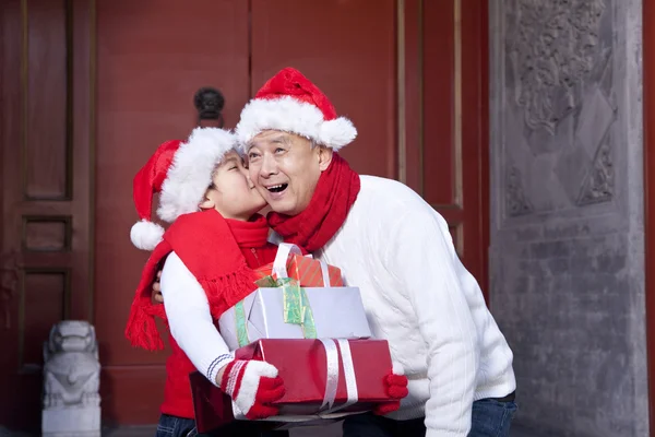 Nagyapa és unokája tartja karácsonyi ajándékok — Stock Fotó