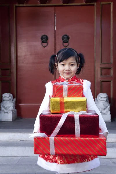 Chica sosteniendo regalos — Foto de Stock