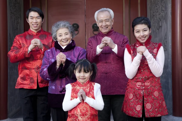 Familie feiert chinesisches Neujahr — Stockfoto