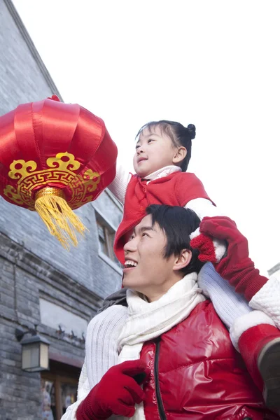 Vater und Tochter feiern chinesisches Neujahr — Stockfoto