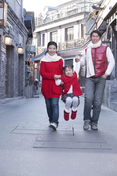Familjen ha roligt i Hutong — Stockfoto
