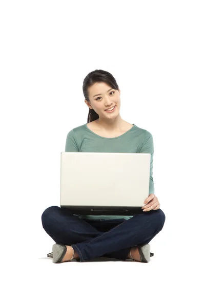 Jonge vrouw met behulp van een laptop — Stockfoto