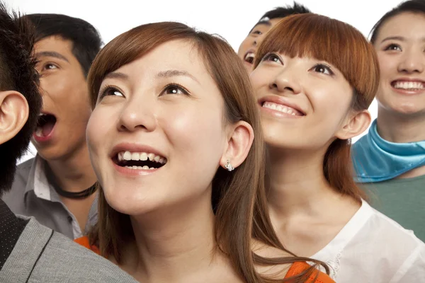 Un grupo de personas mirando hacia arriba con emoción — Foto de Stock