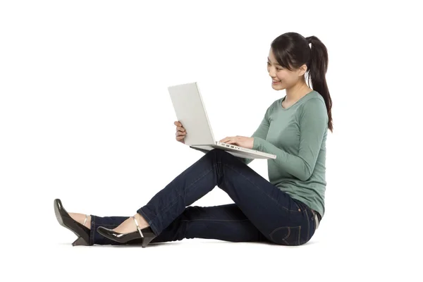 Een vrouw met laptopcomputers — Stockfoto