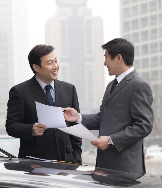 Two businessmen working outside — Stock Photo, Image