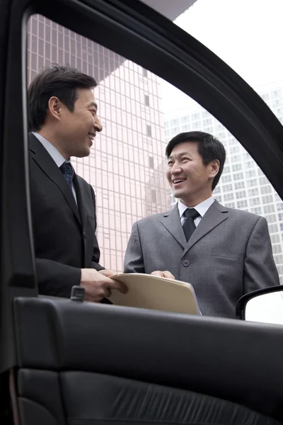 Two businessmen working outside — Stock Photo, Image