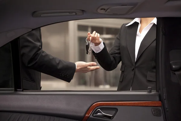 Auto dealer dává kupujícímu klíče — Stock fotografie