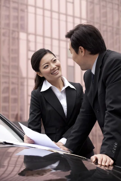 Two businesspeople working together outdoors — Stock Photo, Image