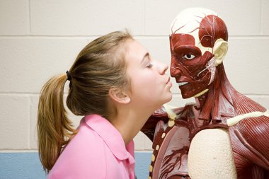 Kız öğrenci bir anatomik model öpüşme