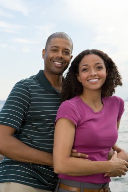 Gülümseyen bir çiftin portresi