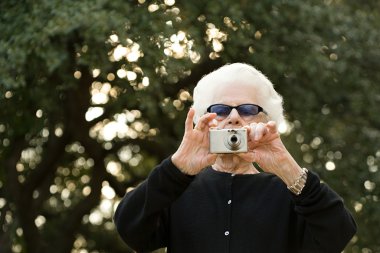 Bir fotoğraf çekici kadın kıdemli