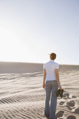 Kadın Ayakkabı tutan çölde