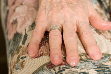 Yaşlı bir kadının el